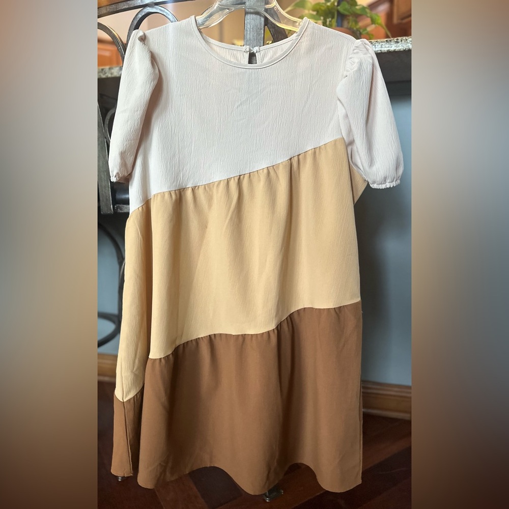 Flowy Cream and Tan Dress with Puff Sleeves. Large. Like New. Bundle 4 Deals!